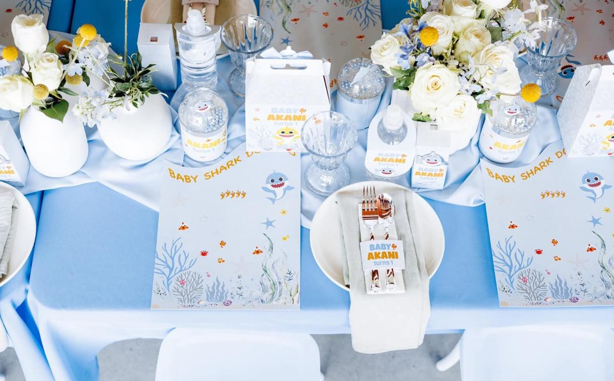 Themed kids party table styling with balloons and matching décor